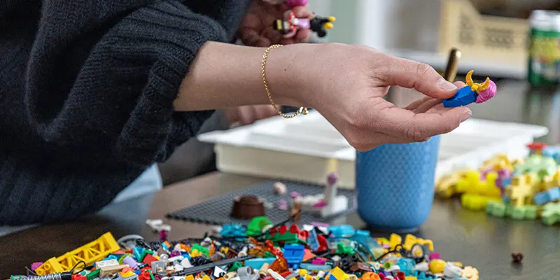Deltager der bygger modeller med LEGO SERIOUS PLAY og kobler det med sin personprofil baseret på DISC.